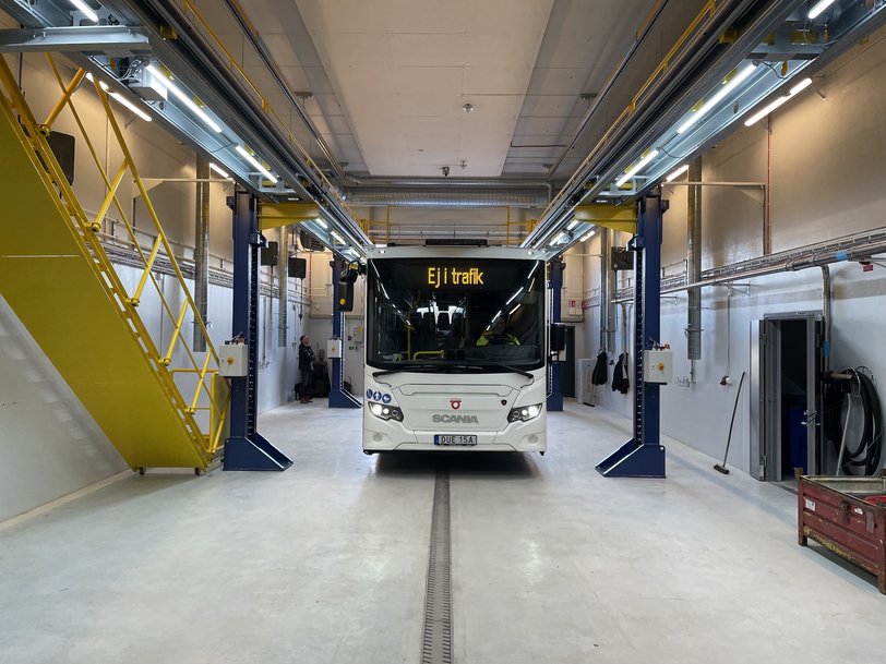 Pfaff Verkehrstechnik mit höhenverstellbaren Bus-Bühnen für Dach- und Fensterarbeiten international erfolgreich